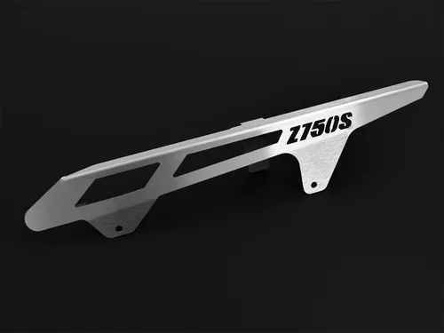 Kawasaki Z 750 Kettenschutz - Logo Silber - Schutzvorrichtung für Kawasaki Z 750 BJ 2005-06, aus gebürstetem Edelstahl für optimale Langlebigkeit und ansprechendes Design.