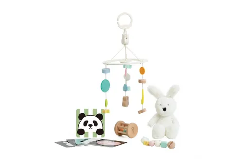 Classic World Geschenkbox 0M+ - Spielerisches Set für Neugeborene - Entdecken Sie die Classic World Geschenkbox für Babys ab 0 Monaten. Dieses Set fördert spielerisch die Sinne mit einem Plüschhasen, Mobile, Lernkarten, Rassel und Beißring. Ideal als Geschenk zur Geburt!