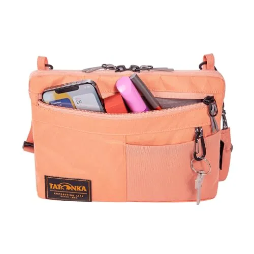 Tatonka S 2l Umhängetasche Orange - Stylische Umhängetasche mit 2 l Volumen, strapazierfähig und aus recyceltem Material. Ideal für Alltag und Reisen, wasserabweisend und umweltfreundlich.
