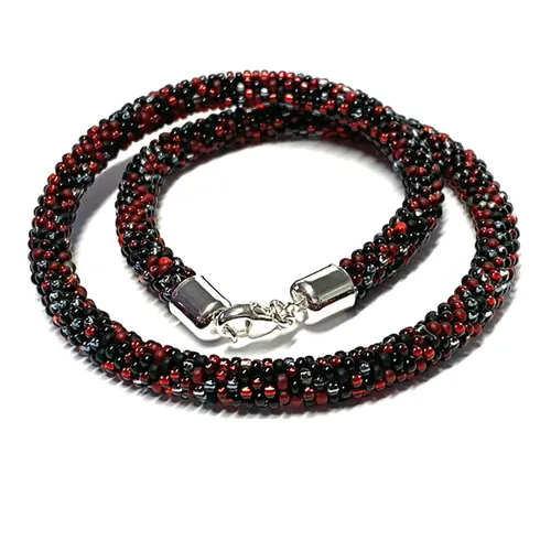 Häkelkette mit Glasperlen und 925 Silberverschluss - Handgefertigter Unikatschmuck - Elegante Halskette aus gehäkelten Glasperlen, verziert mit einem hochwertigen Silberverschluss. Ein einzigartiges Accessoire für jeden Anlass.