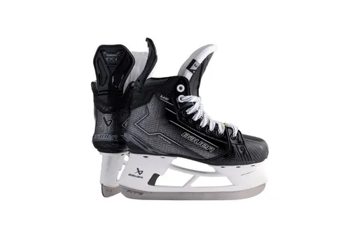 Bauer Supreme M50 Pro Junior Schlittschuhe 2.5 (EU35.5) - Hochwertige Junior Schlittschuhe für optimalen Komfort und Stabilität. Ideal für den Freizeit- und Hobbyeinsatz. Verfügbar in Größe 2.5 (EU35.5) und ansprechendem Design.
