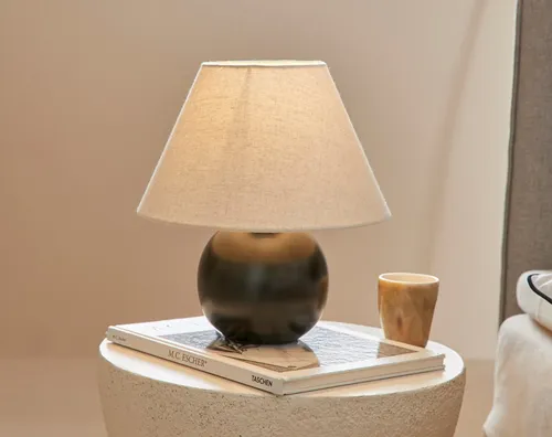 LeGer Home by Lena Gercke Amara Schreibtischlampe - Tischleuchte mit wechselbarem Leuchtmittel, Kegelschirm aus hochwertigem Textil und eleganter Keramikbasis, ideal für stilvolle Akzente im Wohn- oder Arbeitsbereich.