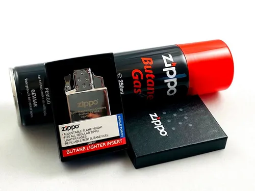 Zippo Feuerzeug Lighter Double Jet Einsatz mit 250ml Gas - Original ZIPPO Gas Einsatz für Benzinfeuerzeuge - verwandelt Ihr Feuerzeug in ein leistungsstarkes Gasfeuerzeug mit zweiflammiger Jetflame. Inklusive 250ml original ZIPPO Gas für langanhaltenden Einsatz.