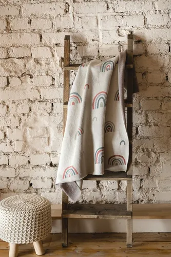 Babydecke Rainbow Strick natural combo, Kaiser - Kuschelige Babydecke aus 100% Bio-Baumwolle, ideal für Neugeborene und Kleinkinder. Mit einer Größe von ca. 80 x 100 cm bietet sie sanften Komfort und hohe Hautverträglichkeit. Perfekt für Babyschale und Kinderwagen.