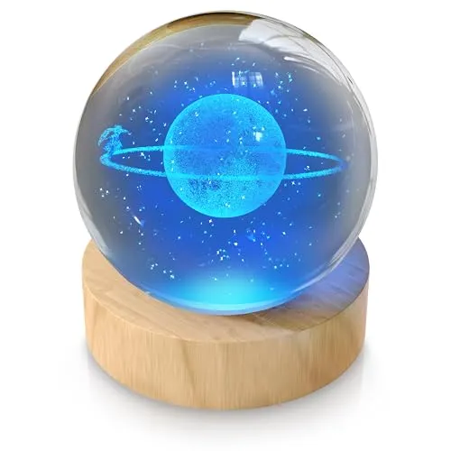 CSL - Nachtlicht 3D Glaskugel – Leuchtende Kristallkugel mit Gravur Planet mit Mädchen – LED Crystal ball - RGB Light Nachtleuchte – Skulptur – K9 Kristall 6 cm – Holzsockel - 5V USB Stromversorgung