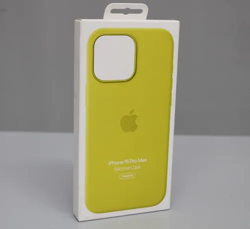Apple iPhone 16 Pro Max Hülle - Silikon Soft Case MagSafe, elegantes Design in Gelb mit optimalem Schutz und nahtloser Kamerasteuerung