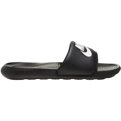 Nike Victori One Badelatschen Damen - Bequeme Badepantoletten in Schwarz-Weiß - Schuhe mit geformtem, geriffeltem Fußbett und rutschfester Außensohle für optimalen Komfort am Pool oder Strand.