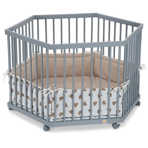 FabiMax Baby Laufgitter 6-eck Grau, stufenlos höhenverstellbar aus massivem Buchenholz - Hochwertiges Laufgitter mit speichelfestem Lack, stufenlos höhenverstellbar für flexibles Wachstum. Mit gepolsterter Einlage und 6 arretierbaren Rollen für maximale Mobilität und Sicherheit. Großzügige Spielfläche für ungestörtes Spielen.