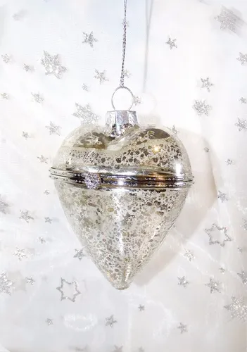 Kaemingk Christbaumschmuck Herz 8cm aufklappbar - Eleganter Weihnachtsbaum Anhänger in Herzform, aus Glas, aufklappbar und perfekt zum Befüllen. Ideal für die festliche Dekoration oder als kreative Geschenkverpackung im nostalgischen Stil.