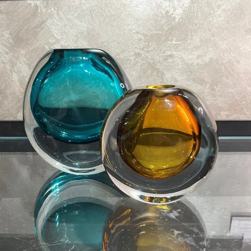 Lambert Cariani Glas Vase - Safran 13x14x8,5cm - Moderne Blumenvase aus Überfangglas in eleganter Safranfarbe, ideal für stilvolle Arrangements und als Blickfang in jedem Raum.