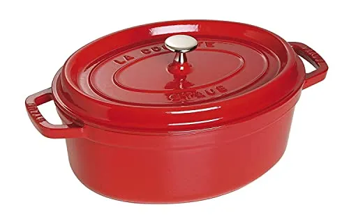 STAUB Gusseisen Bräter Cocotte 31 cm - Kirschrot - Ovaler Auflaufform aus emailliertem Gusseisen mit 5,5 L Volumen, ideal für alle Herdarten inkl. Induktion. Die Aromaregen Funktion sorgt für optimale Befeuchtung und saftige Ergebnisse.