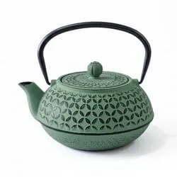 Teekanne aus Gusseisen SABI, 1000 ml - Tradition trifft Funktionalität - Die SABI Teekanne aus Gusseisen vereint japanische Tradition mit moderner Funktionalität. Mit 1000 ml Fassungsvermögen ideal für gesellige Teemomente. Hochwertige Materialien garantieren beste Wärmeleitung und ein vollmundiges Aroma.