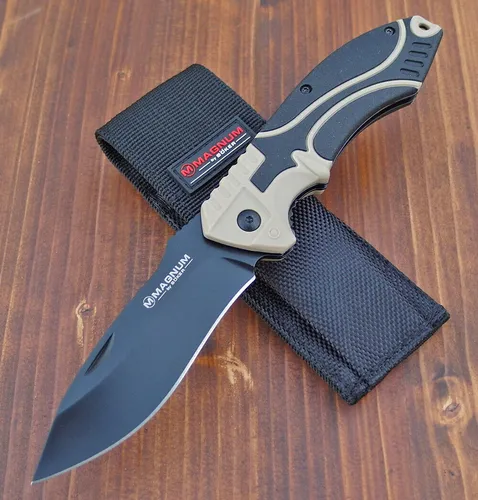 MAGNUM Advance Desert Pro 42 Taschenmesser – Schwarz, One Size - Hochwertiges Taschenmesser mit rutschfestem Griff und rostfreier 440C Klinge. Ideal für Outdoor-Enthusiasten, inklusive praktischer Gürteltasche.