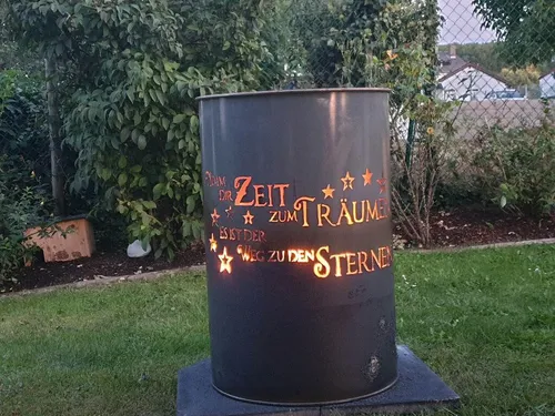 Feuertonne Nimm Dir Zeit - Grill & Feuerstelle im Art Deco Stil, ca. 90 cm hoch und aus robustem Stahl. Ideal für stimmungsvolle Abende im Freien mit einem einzigartigen Motiv.