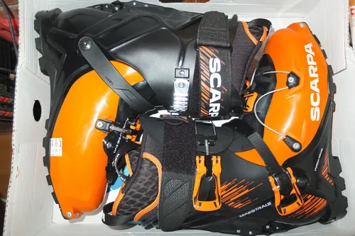 Scarpa Maestrale Tourenskischuhe MP295 - Herren Skischuhe in Orange-Schwarz, EUR 45 - Hochwertige Tourenskischuhe für fortgeschrittene Herren, mit innovativem Ratschensystem für optimalen Halt und Komfort auf der Piste oder im Backcountry.