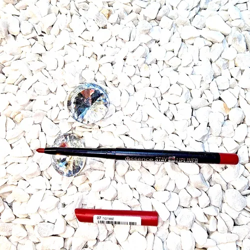 Essence Stay 8 H Lipliner 07 Honest rot farbig Wasserfest Sexy Kuss Mund