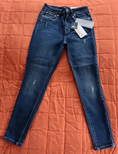 ONLY Female Skinny Jeans ONLMILA - Hohe Taille und Skinny Fit für perfekte Passform - Jeans in Skinny Fit mit hoher Taille, ideal für einen modischen Look. Materialzusammensetzung: 94% Baumwolle, 4% Polyester, 2% Elasthan.