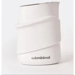 Subminimal FlowTip Handloser Krug - Premium Milchschaumkännchen - Milchschaumkännchen mit ergonomischem, hitzebeständigem Griff und speziellem Ausgießer für perfekte Latte Art. Ideal für Barista-Qualität zu Hause!