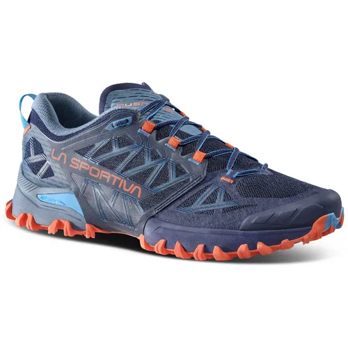 La Sportiva Bushido III Deep Sea/Cherry Tomato (41) - Laufschuhe für Offroad-Abenteuer, mit hervorragendem Grip und Atmungsaktivität. Ideal für Skyraces, bieten sie Stabilität und Komfort auf jedem Terrain.