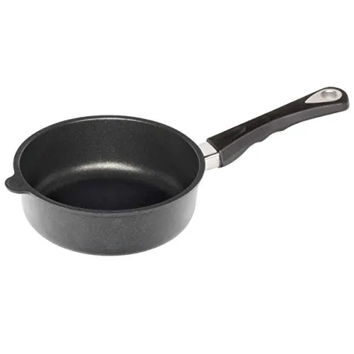 AMT Gastroguss Bratpfanne 20 cm – Hochwertige Gusspfanne mit Lotan® Antihaft-Veredelung - Pfanne für Hobby- und Profiköche, hitzebeständig bis 240°C, energiesparendes Braten dank Thermoboden und aus recyceltem Aluminium – ideal für umweltbewusste Genießer.