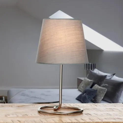 Licht-Erlebnisse Nachttischlampe mit Stoffschirm in Grau - Elegante Tischlampe aus Metall und Stoff, ideal für Schlafzimmer oder Wohnzimmer. Blendfreies Licht für angenehme Beleuchtung und freie Wahl des Leuchtmittels.