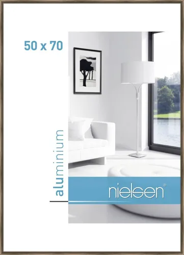 Alurahmen Classic 50x70 cm in Walnuss-Optik - Moderner Bilderrahmen aus Aluminium, ideal für stilvolle Präsentationen Ihrer Fotos. Perfekt für jeden Raum mit einer eleganten Walnuss-Oberfläche.