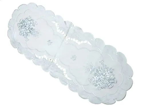 Westernlifestyle Tischläufer Tischdecke Mitteldecke Weihnachtsdecke gestickt mit Kerzen und Weihnachtsglocken weiß Silber (45 x 110)