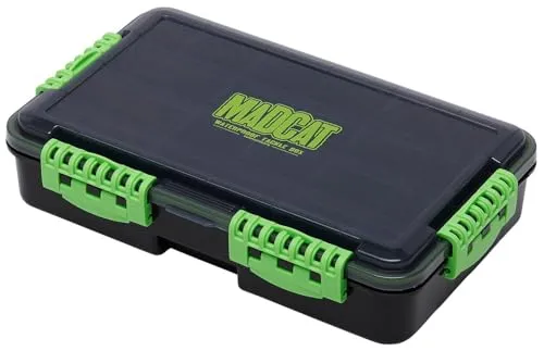 Madcat Tackle Box 35x22x8cm - Angelbox für Welsangeln, bietet viel Platz für Kleinteile und Zubehör, ideal für passionierte Wallerfischer.