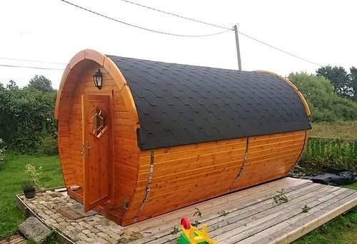 Luxus Campinghaus Barrel aus Holz - Skandinavisches Gartenhaus mit gewölbtem Dach, 4,8 x 3,0 m, aus hochwertigem Kiefernholz. Wasserdicht und mit 2 Jahren Herstellergarantie – ideal für entspannte Wochenenden im Freien.