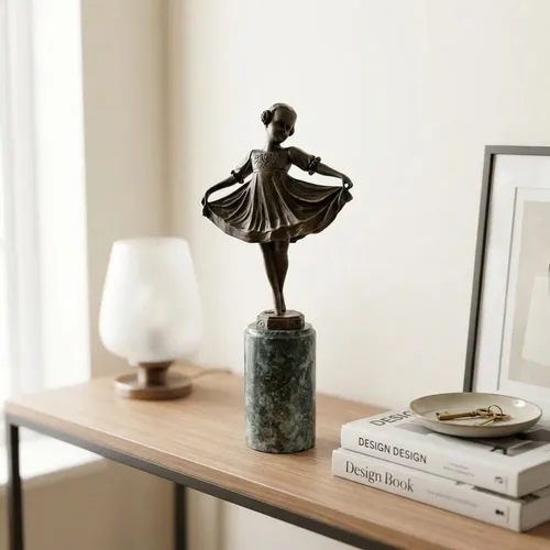 Hochwertige Bronzefigur Tänzerin auf Marmorsockel, Art Déco, H.32 cm - Elegante Bronzefigur im Art Déco-Stil, ideal für stilvolle Dekorationen. Mit patinierter Oberfläche und stabilen Marmorsockel, ein echter Blickfang für jedes Zuhause.