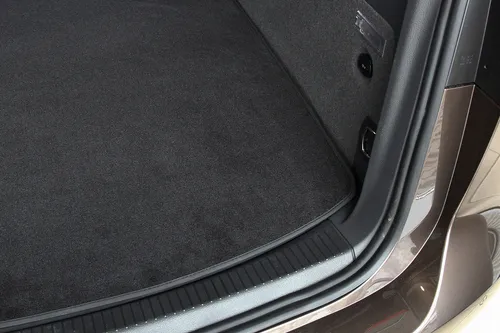 tuning-art Kofferraummatte BM3041 für BMW 3er F30 mit Ladekantenschutz - Passgenaue Kofferraummatte für BMW 3er F30 (2012-2019). Elegantes Velours und pflegeleichte Gummi-Seite schützen vor Schmutz und Feuchtigkeit. Ideal für den täglichen Einsatz.