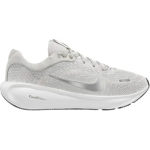 Nike Kinder Stellar Ride Laufschuhe, White/Vast Grey/Black/Metallic Silver, 38.5 - Vielseitige Laufschuhe für Kinder, ideal für Sport und Freizeit. Atmungsaktives Obermaterial sorgt für Komfort, während die strapazierfähigen Sohlen optimalen Halt bieten. Perfekt für aktive Kids!