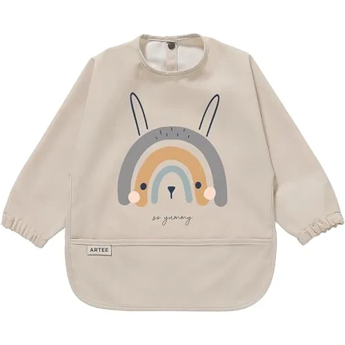 ARTEE Wasserfestes Ärmellätzchen Rainbow Bunny für Babys - Praktisches und abwischbares Lätzchen mit elastischen Ärmeln, ideal für sauberes Füttern. Aus 100% recyceltem Polyester, maschinenwaschbar und in umweltfreundlicher Verpackung.