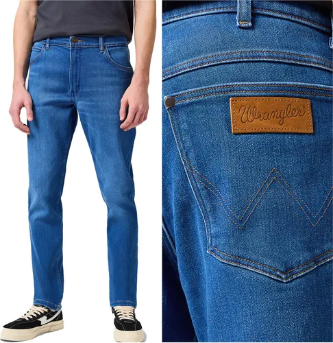 Wrangler River Jeans - Herren-Jeanshose in Regular Tapered Passform, Free To Stretch Innovation für optimale Bewegungsfreiheit und Tragekomfort.