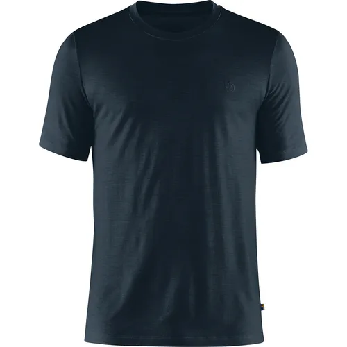 Fjällräven Abisko Wool SS M T-Shirt für Herren – Dunkelblau - Vielseitiges Kurzarm-T-Shirt aus Merinowolle und recyceltem Polyester, ideal für Wandern und Trekking. Temperaturregulierend und geruchsneutral für optimalen Tragekomfort.