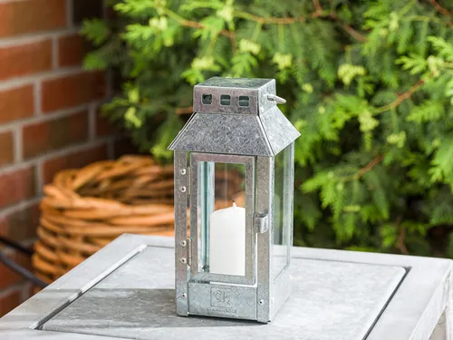 A2 Living Allwetter Laterne Micro Verzinkt klein 22 cm - Wetterfeste Laterne aus robustem Metall, ideal für den Außenbereich. Kompakte Größe von 22 cm sorgt für stimmungsvolles Licht überall im Garten oder auf der Terrasse.