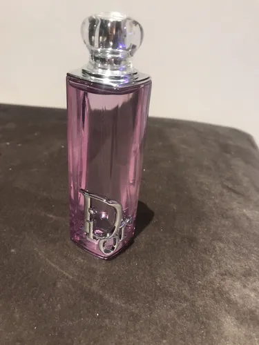DIOR Addict Purple Glow Eau de Parfum 30 ml – Intensiver Duft - Erleben Sie den verführerischen Duft von DIOR Addict Purple Glow. Dieses Eau de Parfum vereint florale und fruchtige Noten in einem eleganten Flakon und bietet ein einzigartiges Dufterlebnis für besondere Anlässe.