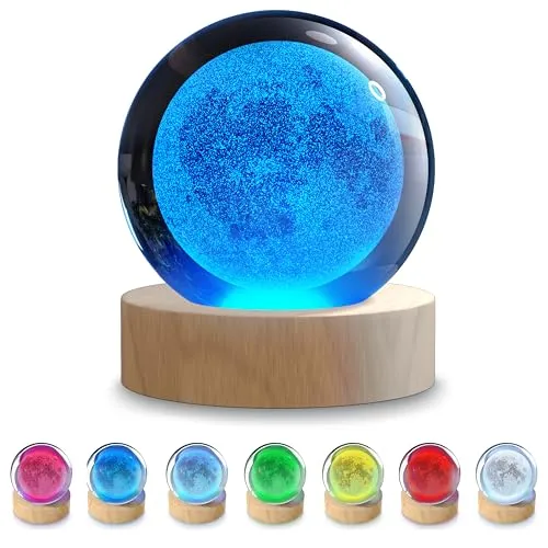 CSL - 3D Mond Kristallkugel Nachtlicht – LED RGB Licht – Gravierte Glaskugel aus K9 Kristall, 6 cm – Holzsockel – USB 5V Stromversorgung