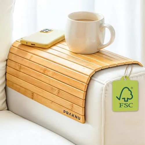 Praknu Sofatablett Armlehne - Flexible Couchablage aus FSC®-Bambus Holz - 42x31cm - 𝗔𝗻𝘁𝗶-𝗥𝘂𝘁𝘀𝗰𝗵 & Verstellbar - Für Snacks, Getränke, Fernbedienung & Handy - Leicht zu Reinigen