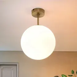 Premium Deckenlampe Kugel aus Echt-Messing - Handgefertigte Deckenleuchte aus massivem Messing mit Glas Kugel, blendarm und ideal für Wohnzimmer, Küche und Flur. Jedes Stück ist ein Unikat aus italienischer Traditionswerkstatt.