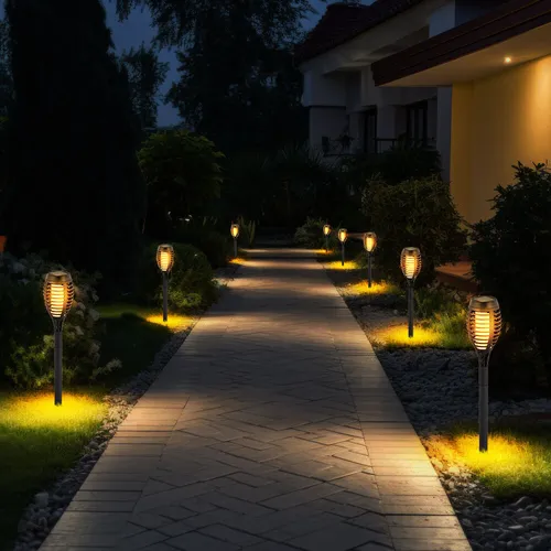 Solar Flammen Fackeln Gartenleuchte - 8er Set mit Feuereffekt - Lampen für Außen mit 12x LED und spritzwassergeschütztem Design. Genießen Sie bis zu 8 Stunden warmweißes Licht und setzen Sie stilvolle Akzente in Ihrem Garten.