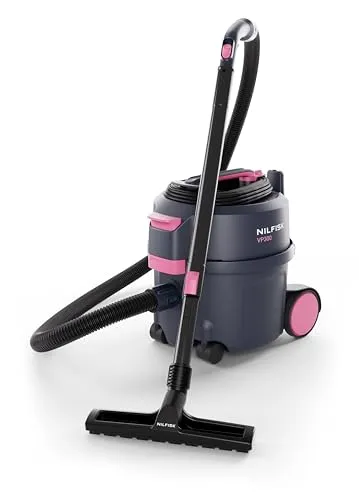 Nilfisk Staubsauger VP300 HEPA PINK T EU - Bodenstaubsauger mit 700 Watt Leistung und HEPA-13-Filter, entfernt 99,95 % der Allergene. Ideal für Allergiker und Tierhaare. Großes Beutelvolumen für seltene Wechsel, platzsparend mit Zubehöraufnahme.