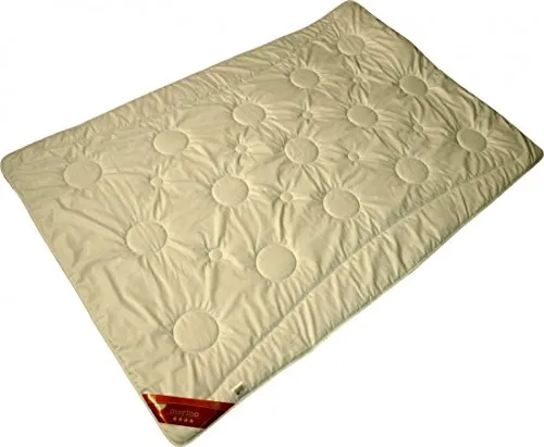 Garanta Merino Extra-Leichtbett 135x200 - Bettdecken aus 100% Merino Schafschurwolle, temperaturausgleichend und ideal für warme Sommernächte. Der Bezug aus Edelsatin sorgt für ein angenehmes Schlafklima und ist bis 30°C waschbar.