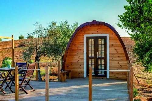 Freizeithaus Holzhütte - Skandinavische Gartenhütte für Camping - Produktart: Gartenhaus aus robustem Kiefernholz, ideal für Wochenendausflüge. Wasserdicht und mit einem ansprechenden Halbwalmdach bietet sie Platz und Komfort für Ihre Freizeit.
