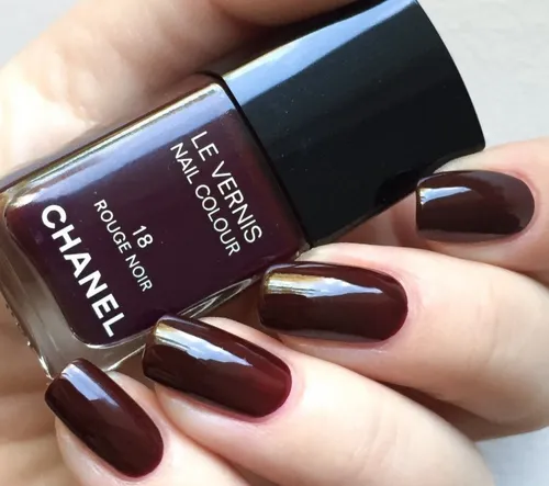 CHANEL Nagellack Le Vernis 155 Rouge Noir - Nagellacke mit makellosem Ergebnis, farbintensiv und schnell trocknend für ein hochglänzendes Finish. Ideal für perfekte Nägel.