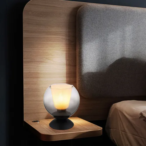 Moderne Beistellleuchte mit Glaskugel in Rauch schwarz - Elegante Tischlampe aus schwarz mattem Metall mit rauchfarbener Glaskugel. Ideal für stilvolle Akzente im Wohnraum. Perfekt für Nachttische oder Beistelltische.