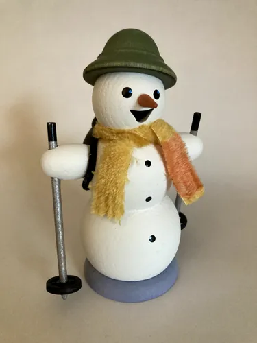 Schneemann Schneewanderer Kuhnert 35034 - Handgefertigte Erzgebirgs Winterdekoration - Kategorie: Nussknacker. Handgefertigter Schneemann, ca. 14 cm hoch, aus Holz, ideal für festliche Winterdekoration und als einzigartiges Geschenk.
