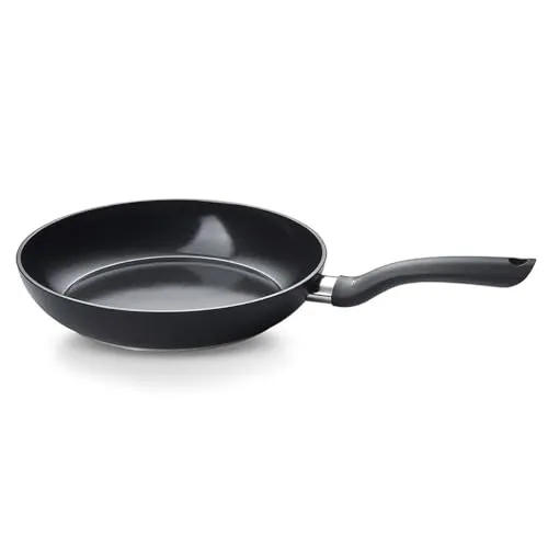 Fissler Essential Black Aluminiumpfanne (28 cm) - Pfannen aus 100% recyceltem Aluminium, hergestellt ohne PFAS/PTFE für gesunde Bratergebnisse, geeignet für alle Herdarten, inklusive Induktion.