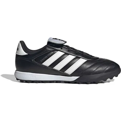 Adidas Kaiser Team 2 Fußballschuh - Schwarz - Zeitloser Fußballschuh für Kunstrasen, hergestellt in Deutschland. Gummiaußensohle für sicheren Stand und perfektes Ballgefühl. Kombiniert Tradition mit moderner Strapazierfähigkeit – ideal für jedes Spiel.