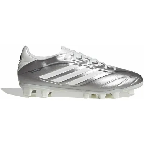 ADIDAS Herren Fußball-Rasenschuhe COPA PURE IV CLUB FG/MG - Der COPA Pure IV Club Fußballschuh vereint Tradition und Innovation. Mit einem flexiblen Obermaterial und optimalem Grip auf Naturrasen und Kunstrasen ist er ideal für präzise Bewegungen und komfortables Spiel.
